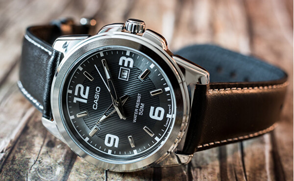 rel&oacute;gio cl&aacute;ssico Casio estilo social masculino pulseira de couro preta e caixa prateada